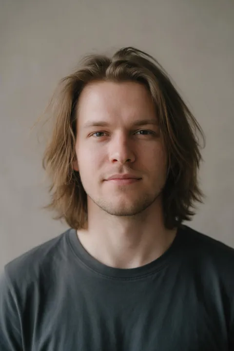 Luca's photo: medium-length light brown hair, overgrown and shapeless.